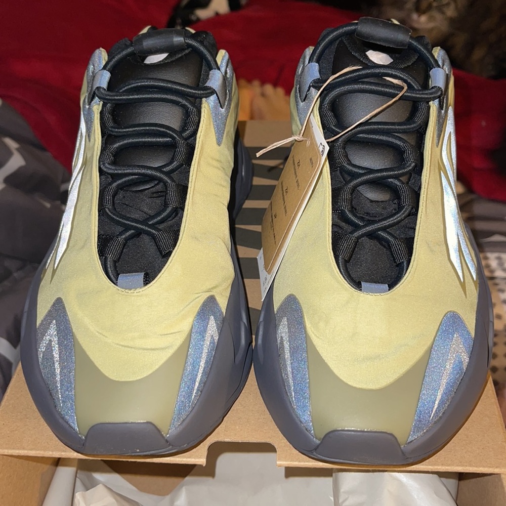 Yeezy 700 MNVN GW9535 size mens us 7 BNIB